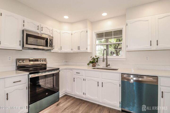 Property Photo:  8 Benjamin Franklin Drive  NJ 08831 