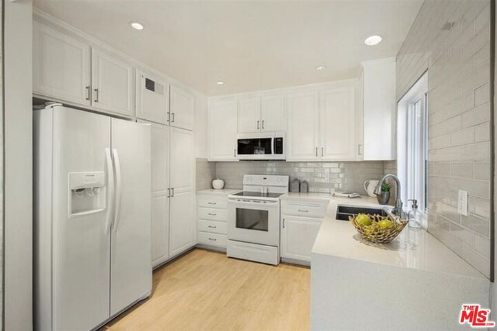 Property Photo: 2345 Roscomare Rd CA 90077