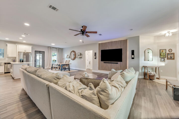 Property Photo: 320 N Cedar Avenue FL 32578