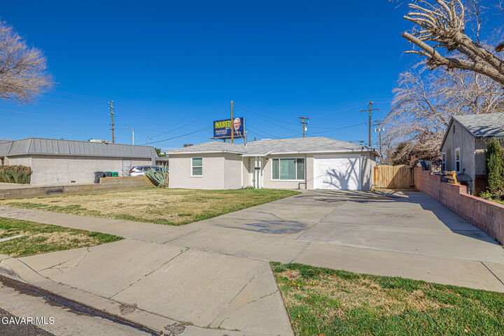 Property Photo:  937 W Norberry Street  CA 93534 