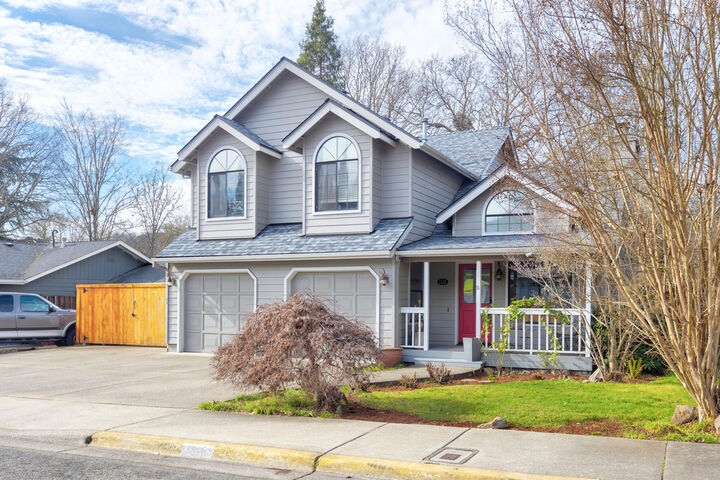 Property Photo:  1516 NW Thompson Way  OR 97526 