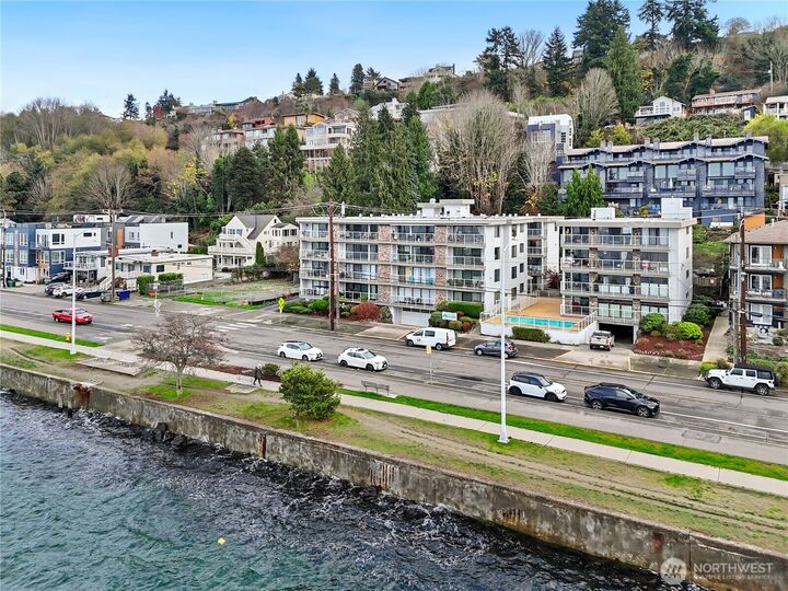 Property Photo:  2104  Alki Avenue SW 306  WA 98116 