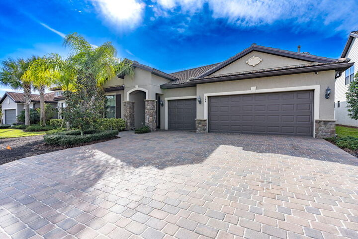 Property Photo: 744 SE Villandry Way FL 34983