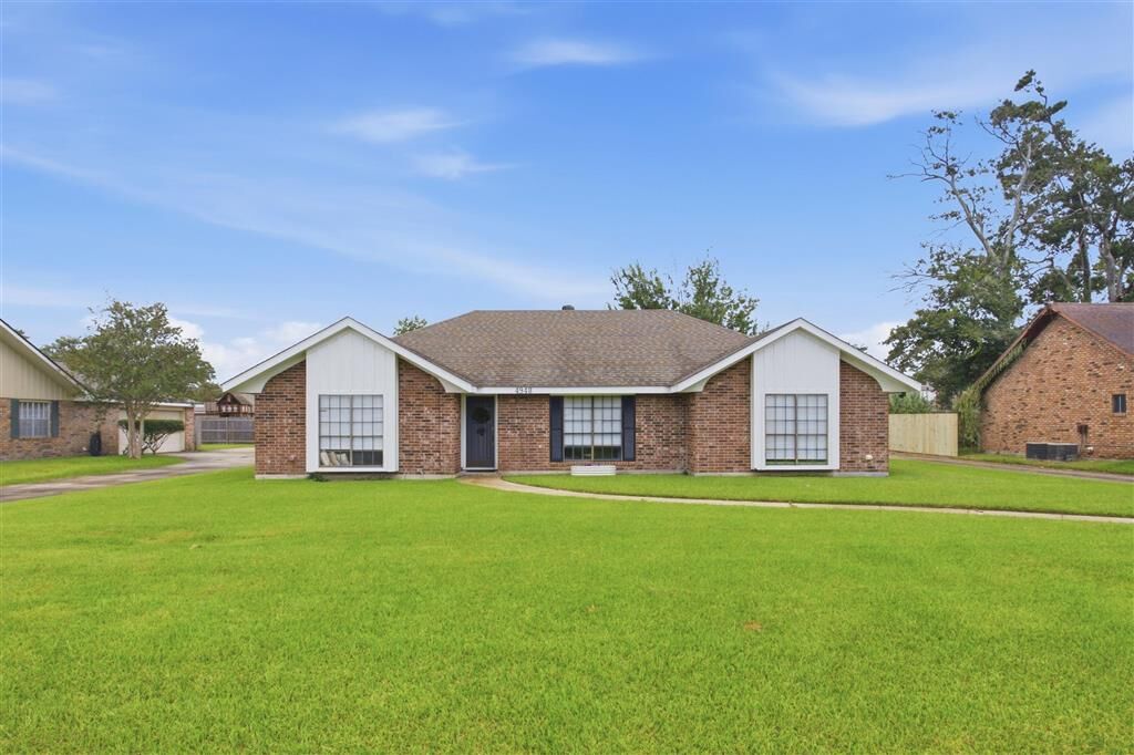 Property Photo: 4948 E St Charles Avenue E LA 70605