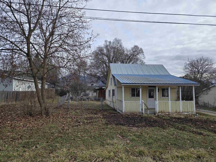Property Photo: 606 N Victoria St WA 99109