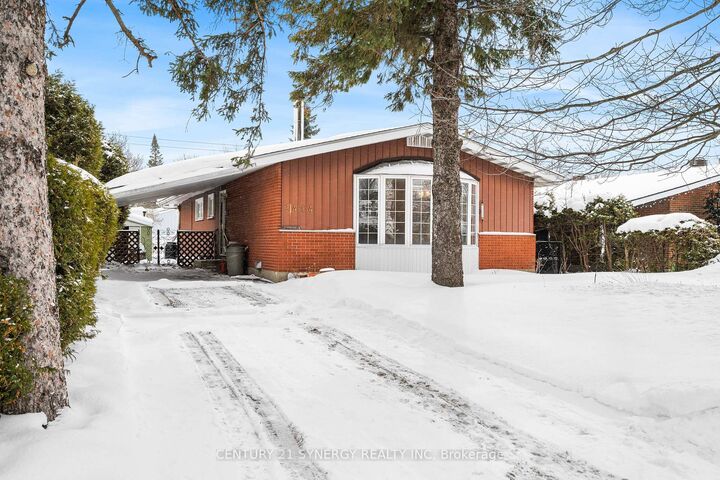 Property Photo:  2414 Joliffe Street  ON K1G 1G9 