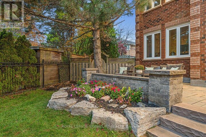 Property Photo: 1093 Senlac Court ON L5V 1B8