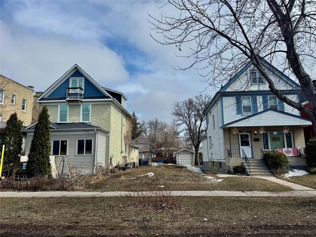 Property Photo:  369 Home Street  MB R3G 1X5 