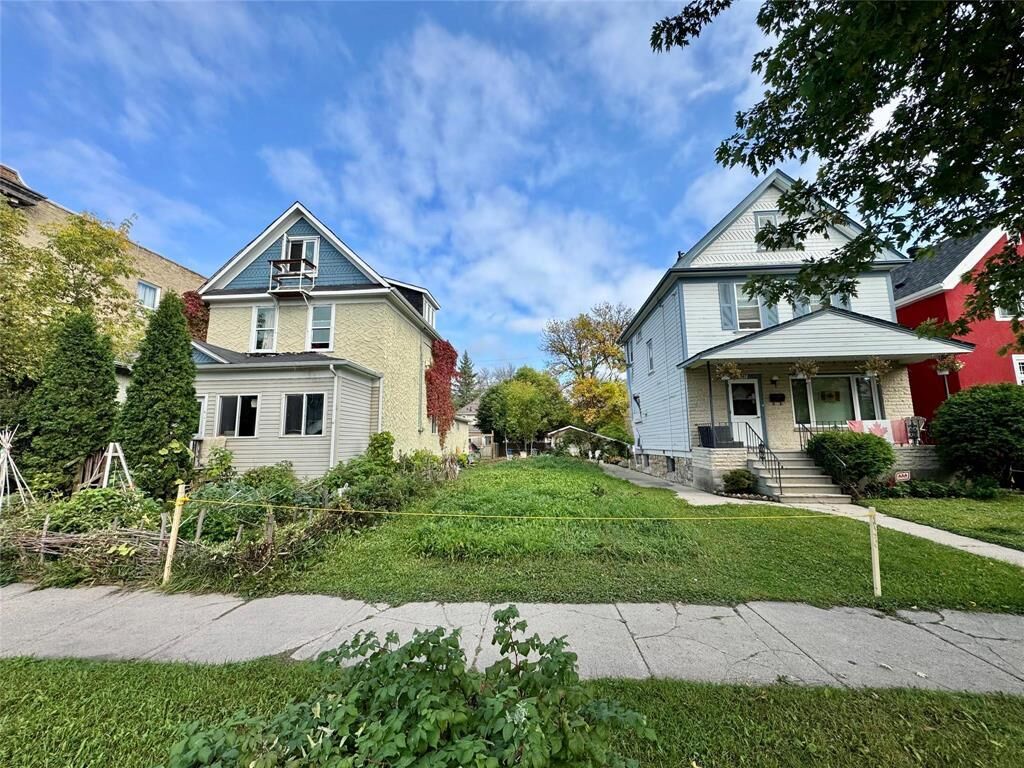 Property Photo: 369 Home Street MB R3G 1X5