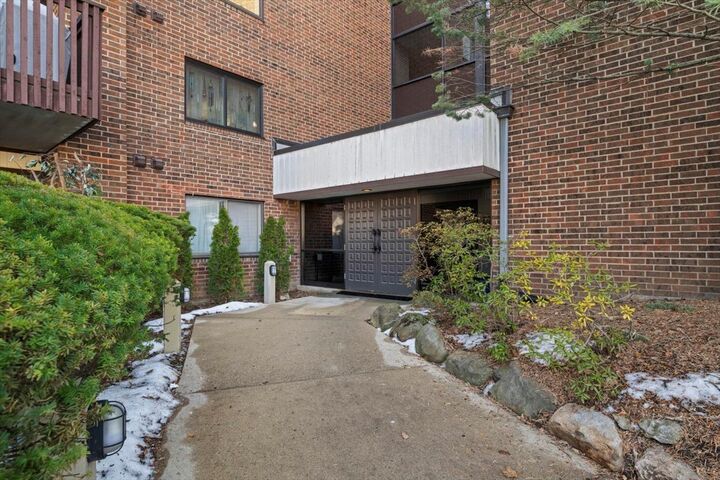 Property Photo: 650 Whitney Court 211 IL 60031