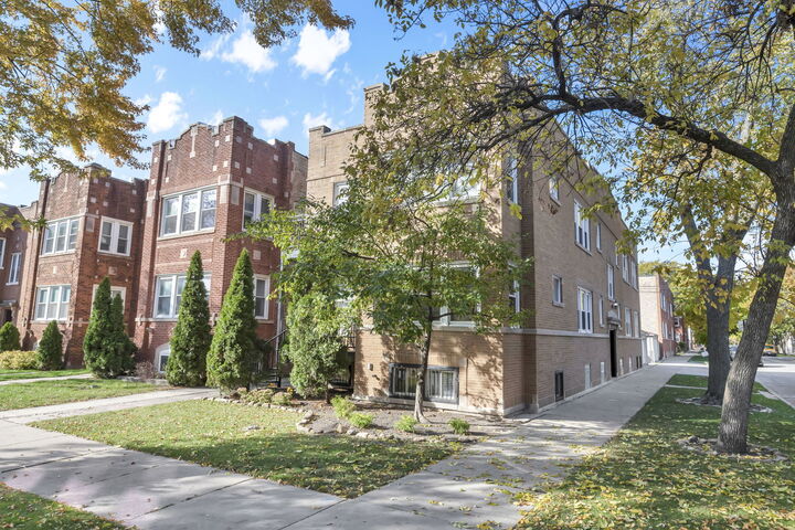 Property Photo:  3805 W Roscoe Street 1E  IL 60618 