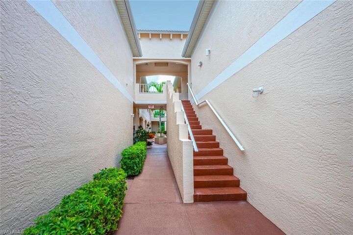 Property Photo: 1096 Woodshire Ln C210 FL 34105