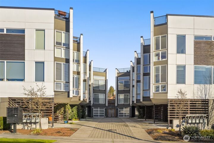 Property Photo:  208  16th Avenue A  WA 98122 