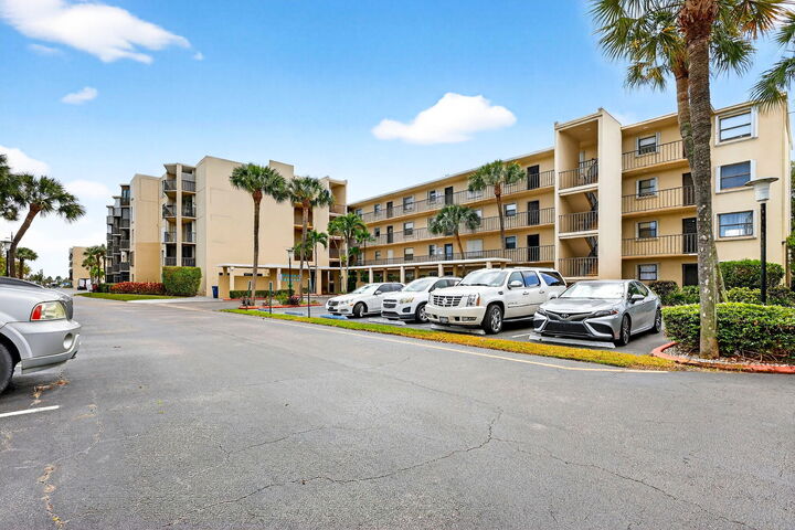 Property Photo: 890 N Federal Highway 403 FL 33462