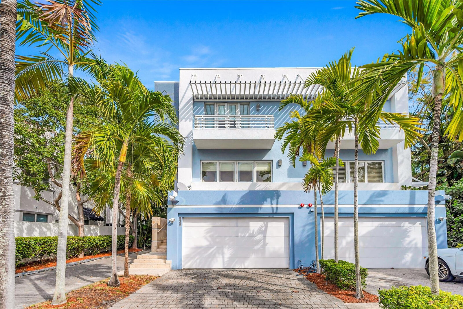 Property Photo:  832 N Victoria Park Road 832  FL 33304 