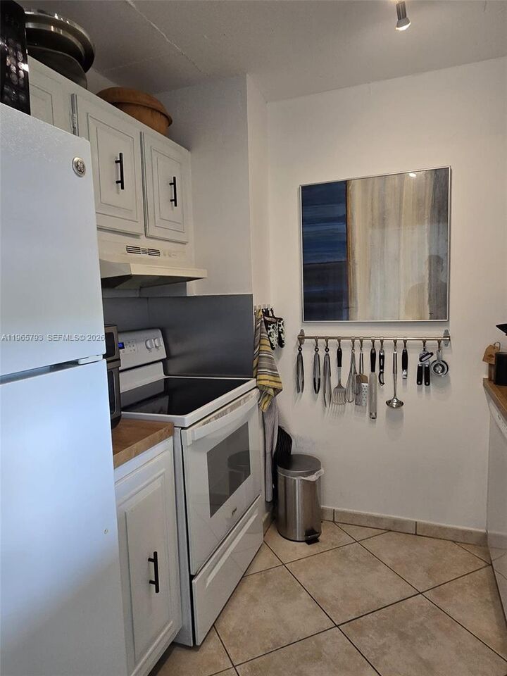 Property Photo: 2450 NE 135th St 508 FL 33181