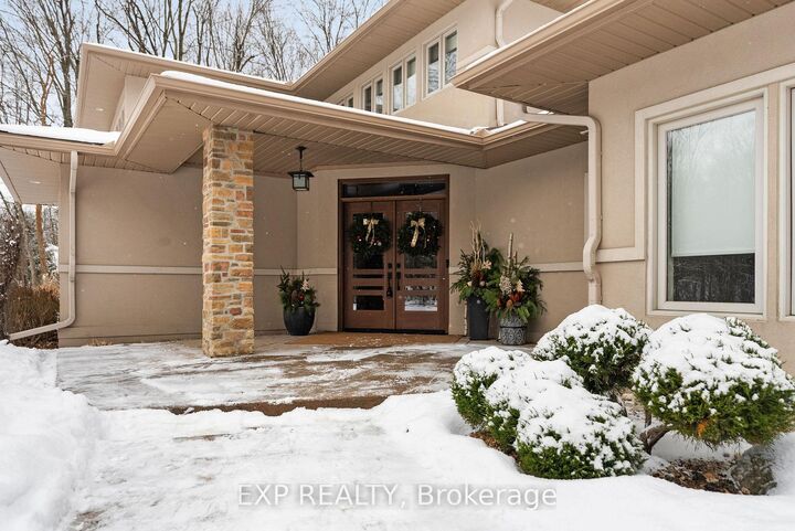 Property Photo: 5759 Queenscourt Crescent ON K4M 1K3