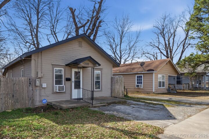 Property Photo:  108 E 5th Street  OK 74070 