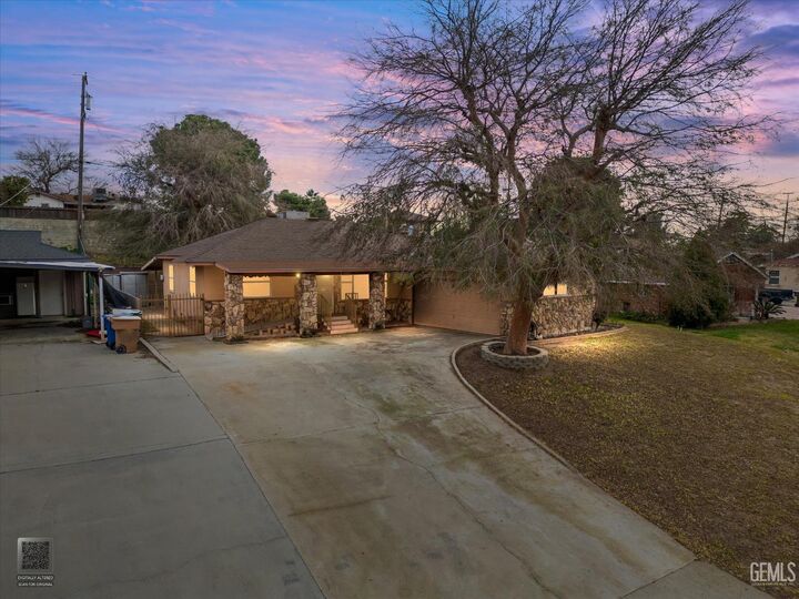 Property Photo: 2609 Edwards Avenue CA 93306