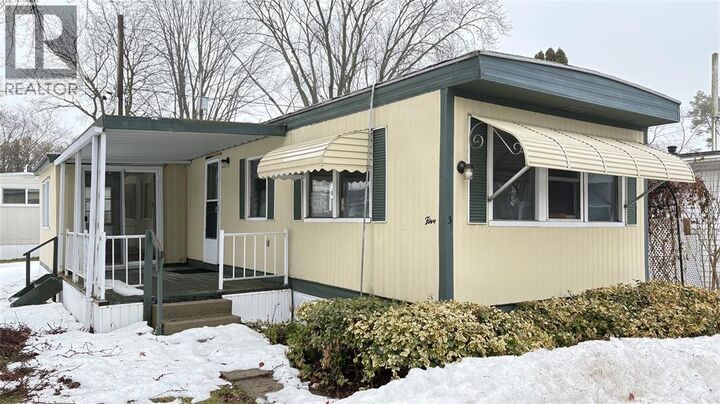 Photo de la propriété:  1940 London Line 5  ON N7W 1B3 