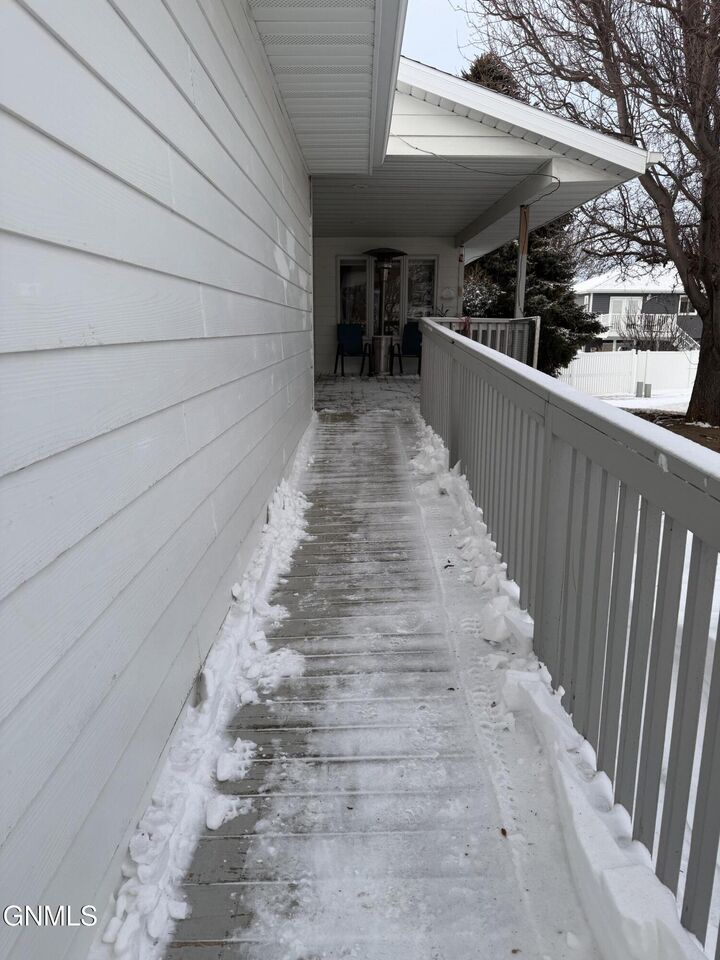 Property Photo:  2510 Hoover Avenue  ND 58501 