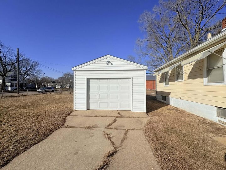 Property Photo:  307 Oneida Street  IA 50703 