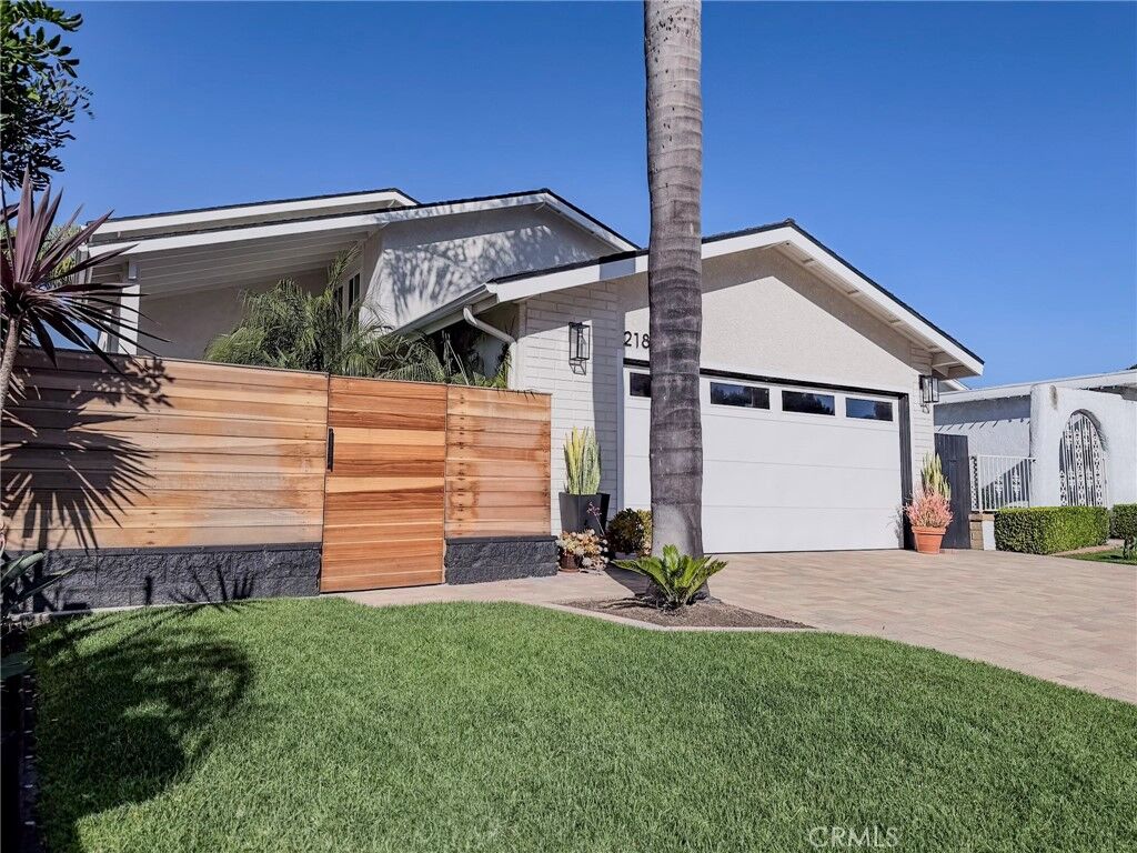 Property Photo:  21865 Jinetes  CA 92691 