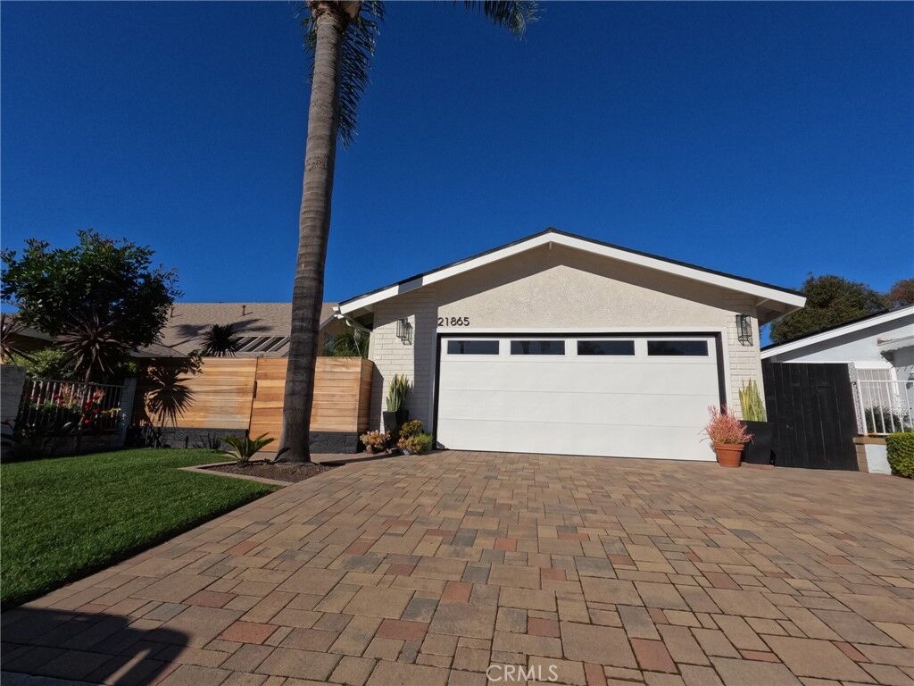 Property Photo:  21865 Jinetes  CA 92691 