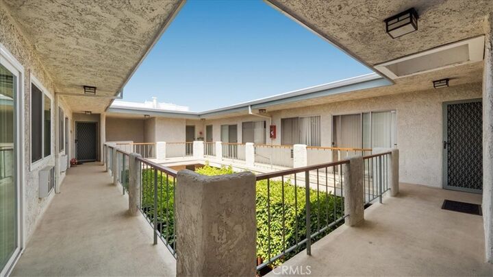 Property Photo:  3649 Glendon Avenue 202  CA 90034 