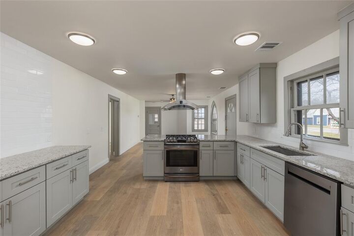 Property Photo: 833 W Live Oak Street TX 76458