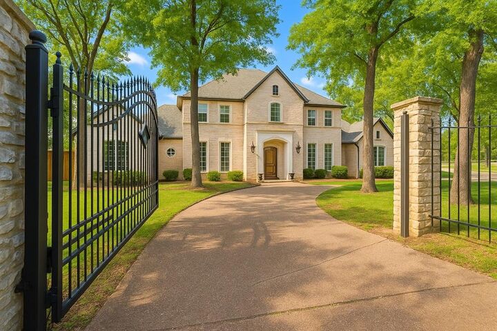 Property Photo:  550 N Peytonville Avenue  TX 76092 