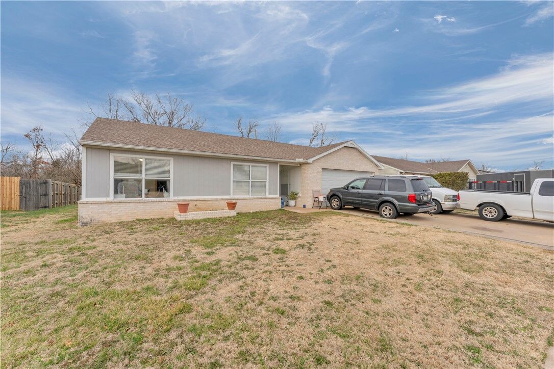 Property Photo: 2214 S 17th Place AR 72758
