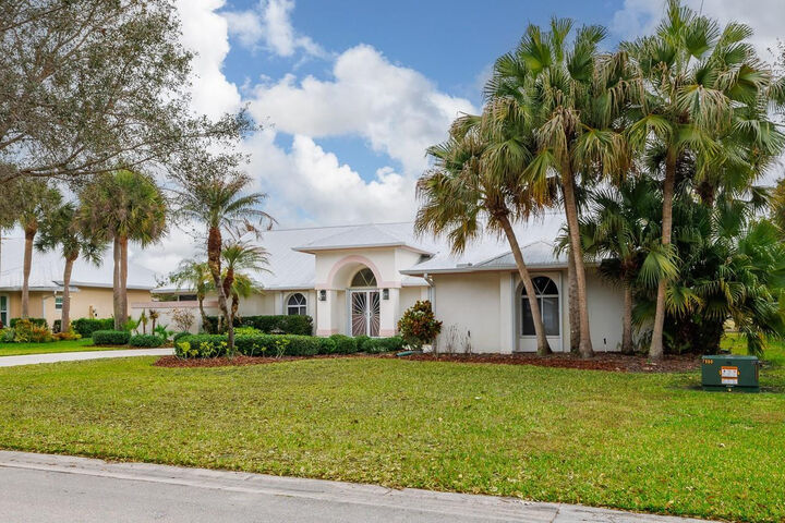 Property Photo:  2303 SW Danforth Circle  FL 34990 