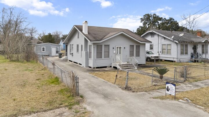 Property Photo: 3860 Irving Avenue TX 77705