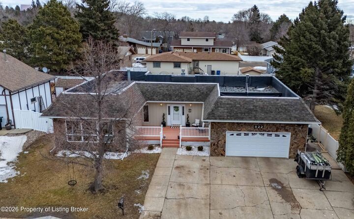 Property Photo:  822 Senior Avenue  ND 58601 