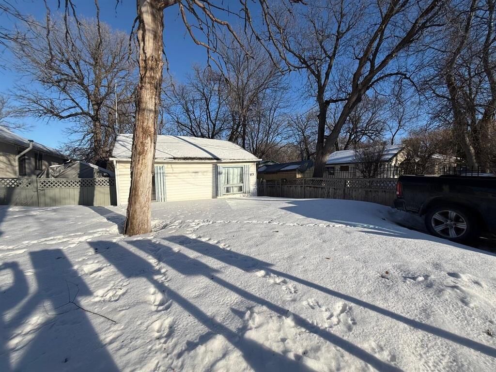 Property Photo:  83 Clayton Drive  MB R2M 1G1 