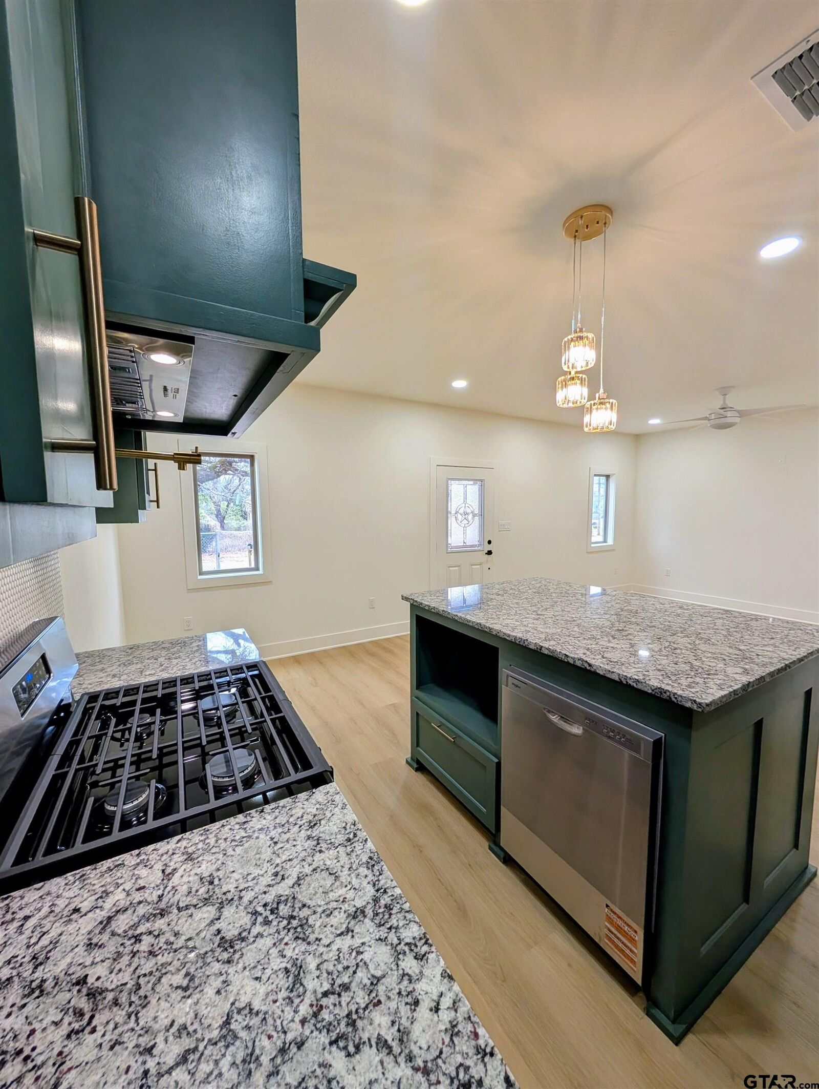 Property Photo: 910 Duckenfield Ave TX 75701