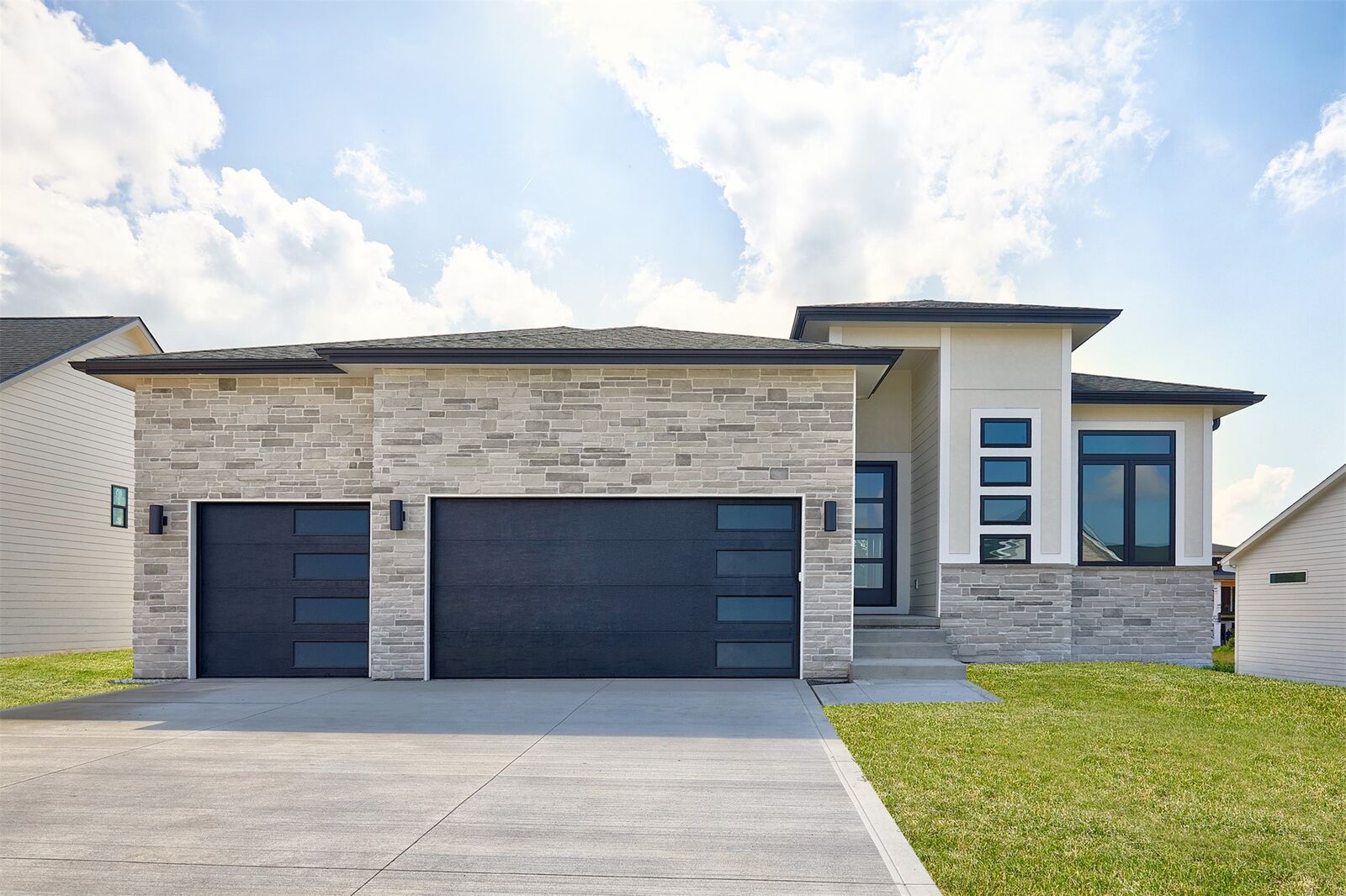 Property Photo:  1362 S Lotus Place  IA 50266 