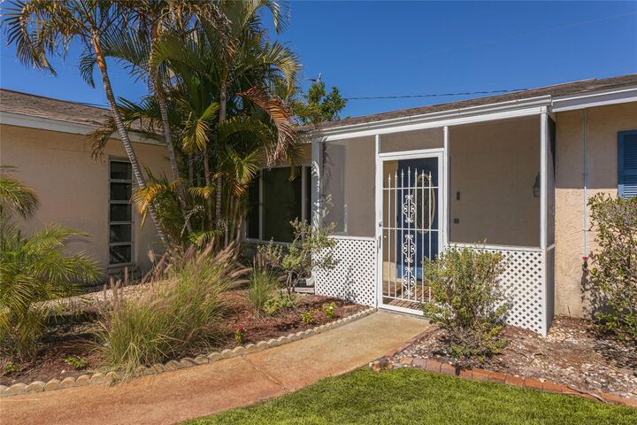 Property Photo: 517 Mount Vernon Drive FL 34293