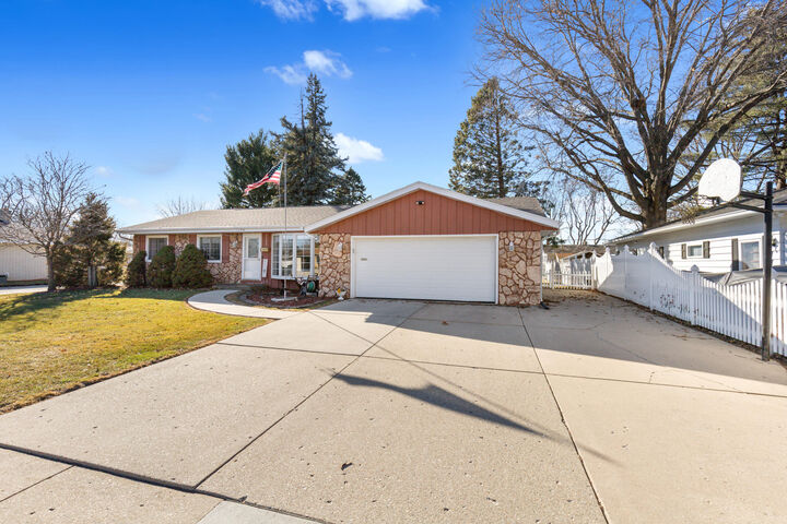 Property Photo:  1125 N Claremont Dr  WI 53545 