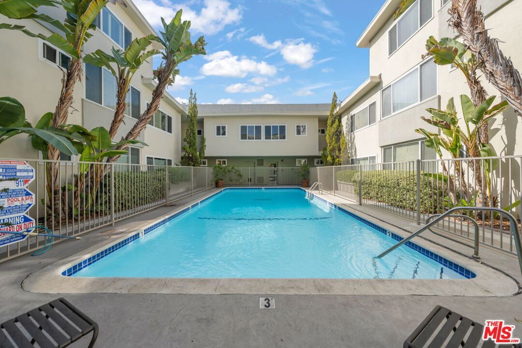 Property Photo: 1525 N Hayworth Avenue 302 CA 90046