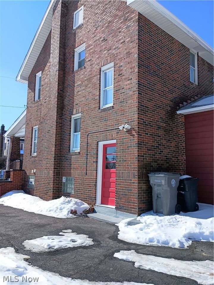 Property Photo: 212 Curry Place OH 44504