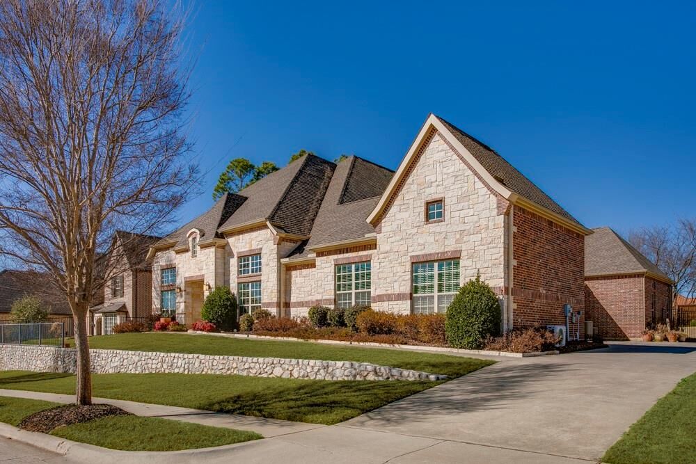 Property Photo: 904 Charleston Drive TX 76092