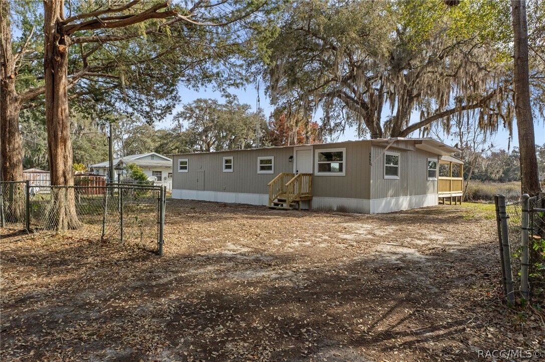 Property Photo:  5951 N Tsala Apopka Drive  FL 34442 