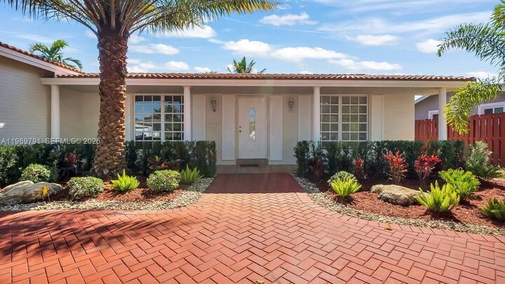 Property Photo: 5300 Grant St FL 33021