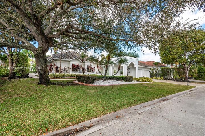 Property Photo:  622 E Enclave Cir E  FL 33027 