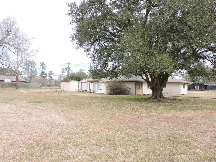 Property Photo:  1306 Bassett St  TX 77632-1836 