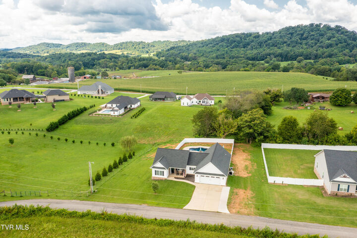 Property Photo: 201 Barnett Road TN 37659