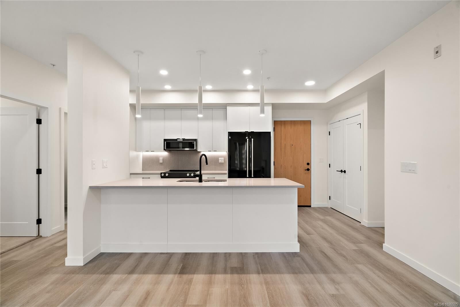 Photo de la propriété:  610 Lampson St 304  BC V9A 0L4 