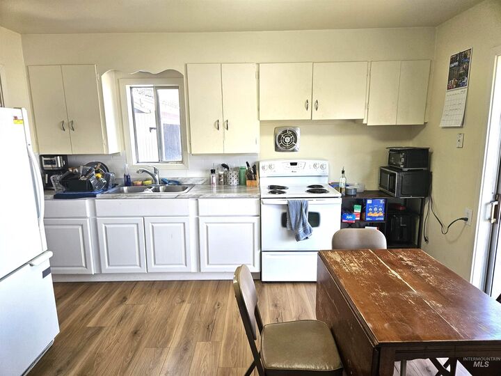 Property Photo:  1407 &Amp 1407 1/2 Burrell Ave  ID 83501 